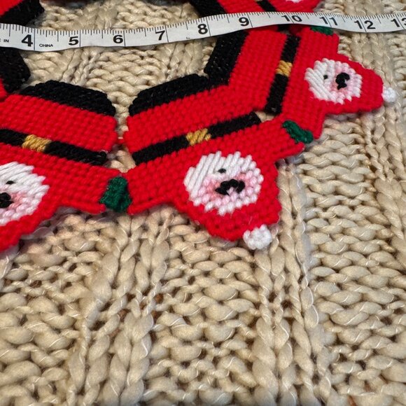 FINISHED Plastic Canvas SANTAS WREATH 12”Santa clause vintage Design Works - Picture 4 of 6